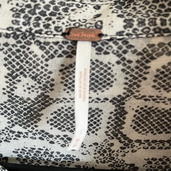 Free People Dani Boho Relaxed Fit Button Up Shirt Black/Cream Paisley size Med - Picture 2 of 14